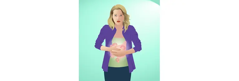 Eine Frau, die sich am Bauch hält